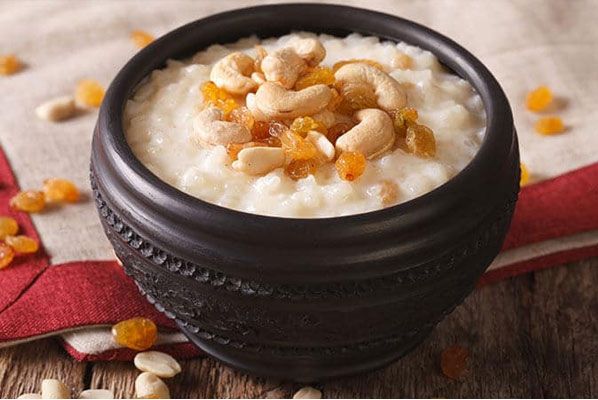 Douceur de riz lactée à la cardamone, raisins secs, noix de cajou et safran.